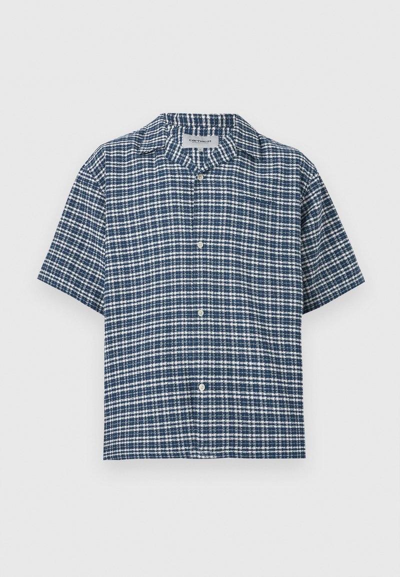 Camisa de manga corta con botones, con un patrón de cuadros en azul marino y blanco, cuello abierto y cuatro botones en la parte delantera.