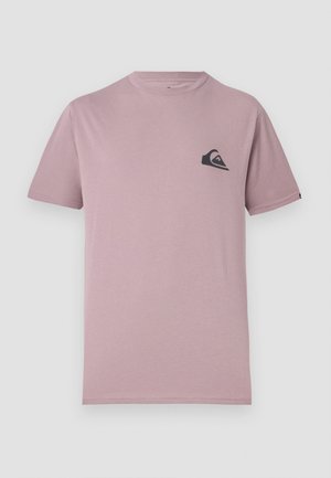 Kortærmet t-shirt i blødt lavendelfarvet stof, med et sort logo-design på venstre brystområde og en klassisk rund halsudskæring.