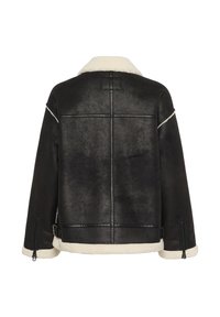 Chaqueta de borreguillo negra con cuello de piel blanca y ribetes. Presenta detalles de costura y bolsillos con cremallera a los lados.
