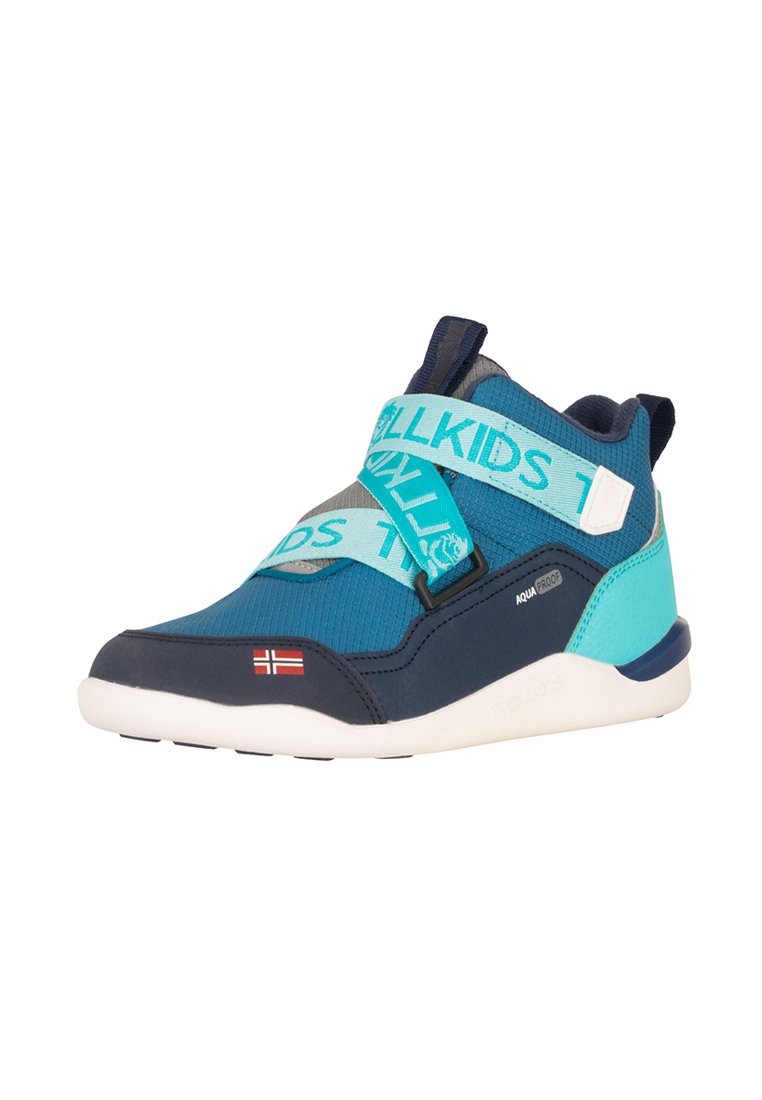Kindersneaker in Blau und Türkis, wasserdicht, mit Klettverschluss, weißer Sohle und kleiner norwegischer Flagge auf der Zehenkappe.