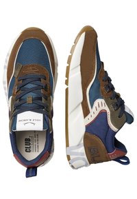 Sneaker sportive con un design in materiali misti nei colori blu navy, marrone e crema. Presentano un tessuto texturizzato, una suola in gomma e accenti colorati.