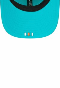 Casquette turquoise avec un dessous noir, dotée d'un visière plate et de trois bandes d'accent colorées (blanc, orange et bleu) à l'avant.
