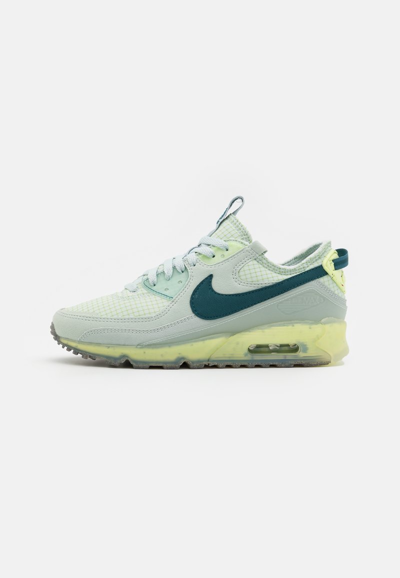 Buty Nike Air Max z jasnym miętowym cholewką z wzorem w kratę, ciemnozielonym logo Swoosh i przezroczystą żółtą podeszwą powietrzną.