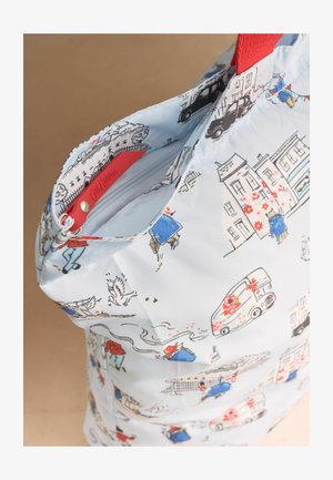 Geantă de pânză cu ilustrații tematice din Londra, inclusiv clădiri, vehicule, oameni și o mâner roșu, prezentând un buzunar cu fermoar deschis.