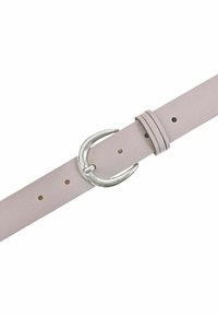Světle růžový kožený pásek se stříbrnou kruhovou sponou a několika otvory pro nastavení. Hladká textura a minimalistické designové detaily.