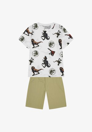 T-shirt blanche à manches courtes avec des imprimés de dinosaures colorés, accompagnée de shorts vert olive clair, en tissu de coton doux.