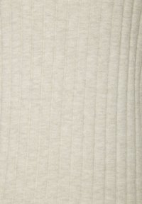 Helles beige, geripptes Strickgewebe mit einer weichen Textur und vertikalen Streifen, die subtile tonale Variationen im gesamten Stoff aufweisen.