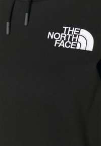 Sweat à capuche noir avec logo "THE NORTH FACE" brodé en blanc et deux cordons noirs avec embouts en plastique.