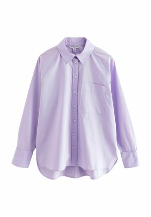 Cămașă butonată de culoare violet deschis, cu guler, mâneci lungi și un singur buzunar la piept. Material neted, cu o croială lejeră și umărul rotunjit.