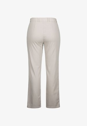 Beige broek met een rechte pijp, op maat gemaakte tailleband en achterste vrachtjes voor vormgeving. Gladde stofstructuur, zonder zichtbare patronen of accenten.