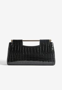 Bolso de mano negro con estampado de cocodrilo y acabado brillo, forma rectangular, asa corta y acentos de hardware en tono dorado en el asa.