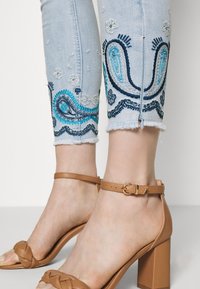 Desigual Skinny džíny - blue denim
