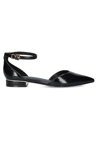Bailarinas de charol negro con puntera afilada, tira de tobillo con hebilla y un pequeño tacón rectangular con un acento dorado.
