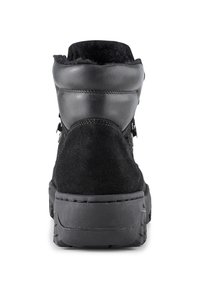Botines negros con una combinación de materiales de cuero y ante, con un acabado texturizado, cuello acolchado y suela de goma.