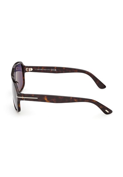 Lunettes de soleil rectangulaires en écaille de tortue foncée avec des verres teintés foncés et des détails argentés subtils sur les branches.