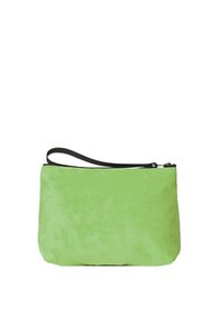 Pochette in pelliccia sintetica verde con texture liscia, forma rettangolare e una tracolla nera. Chiusura con zip nella parte superiore.