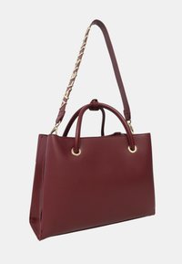 Sac à main en cuir bordeaux avec deux poignées supérieures, une longue sangle réglable, des garnitures dorées et une finition texturée.