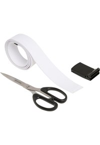 Weißes gewebtes Band mit Struktur, rostfreies Stahlschneiden mit schwarzen Kunststoffgriffen und ein schwarzer Plastikclip mit gezahntem Rand, zusammen angeordnet.