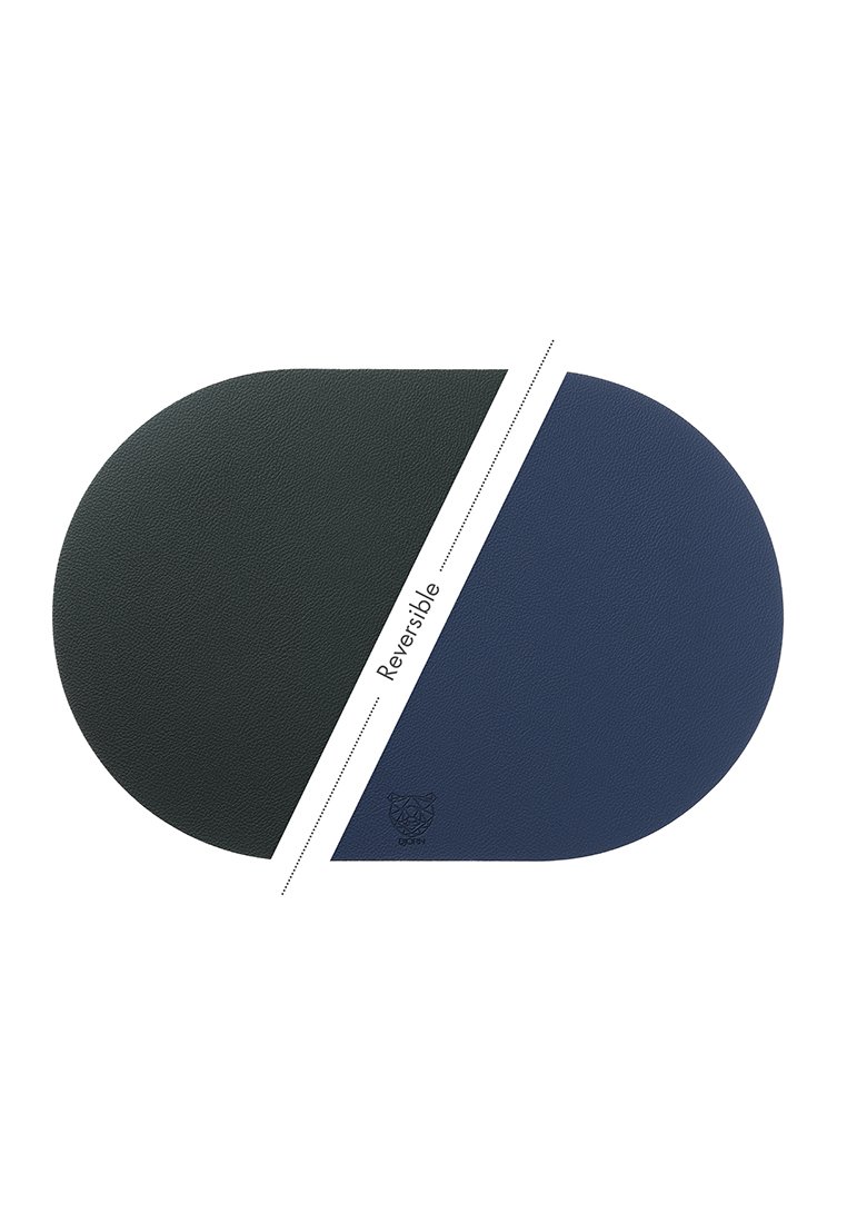 Wendbare Tischunterlage aus dunkelgrünem und marineblauem Kunstleder, ovale Form mit strukturierter Oberfläche und geprägtem Logo.