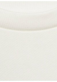 Tessuto lavorato a maglia bianco con una trama a coste e un colletto rotondo e liscio. Offre un aspetto morbido e leggero.