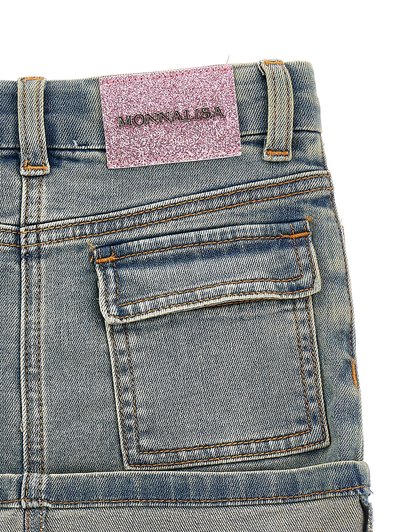 Shorts en denim avec un lavage bleu clair, des coutures marron contrastantes et une étiquette rose pailletée avec "MONNALISA" sur la taille arrière.