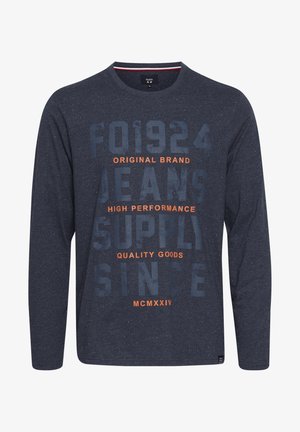 Granatowa koszulka z długim rękawem o teksturze w miedziane plamki. Posiada odważny, pomarańczowy i niebieski nadruk, okrągły dekolt i prosty dół.