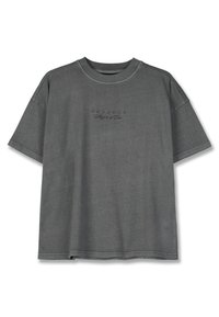 Hall kõrgusega hall puuvillane T-särk, lühikeste varrukatega ja ümar kaelus; esiküljel on reljeefne tekst. Sile tekstuur.