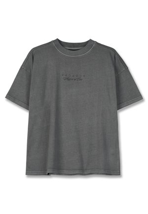 Grijze katoenen T-shirt met een ontspannen pasvorm, ronde halslijn en korte mouwen; heeft reliëftekst op de voorkant. Gladde textuur.