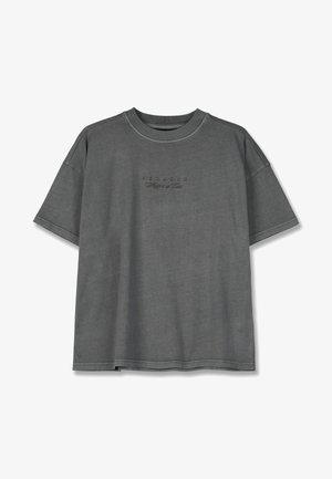 T-shirt grigio in cotone con un taglio rilassato, scollatura a girocollo e maniche corte; presenta testo in rilievo sul davanti. Texture liscia.