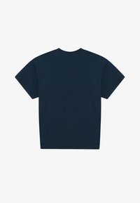 T-shirt bleu marine à manches courtes et col rond, vu de dos sur un fond blanc uni.