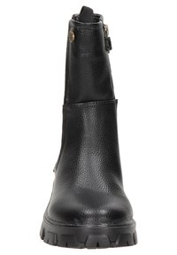 Bottine noire en cuir avec surface texturée, semelle épaisse à crampons, fermeture éclair latérale et petit détail bouton en métal près du sommet.