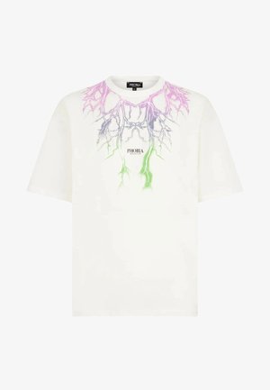 T-shirt bianco con grafiche di fulmini colorati in viola, rosa e verde, con il testo "PHOBIA" sotto il design. Maniche corte.