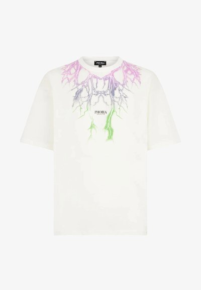 T-shirt bianco con grafiche di fulmini colorati in viola, rosa e verde, con il testo "PHOBIA" sotto il design. Maniche corte.