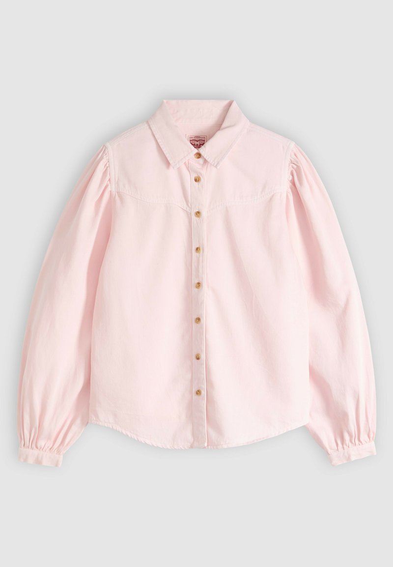 Blouse rose clair à manches longues avec des boutons en bois sur le devant, un col classique et un tissu froncé aux coutures d'épaule et aux poignets.