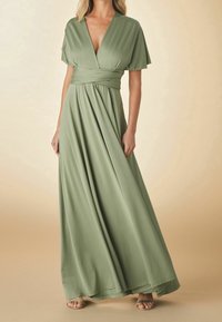 Maxikleid aus gedämpft grünem Stoff mit tiefem V-Ausschnitt, kurzen Volantärmeln und einem Wickeldesign in der Taille, das sich fließend bis zum Boden erstreckt.