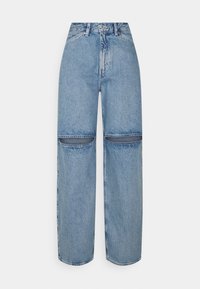 Ljusblå denimbyxor med en avslappnad passform, hög midja och knälångt ben, med en urblekt finish och kontrasterande sömmar.