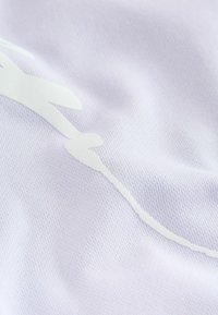 Lyse lilla stof med en glat tekstur, der har et hvidt abstrakt design. Materialet ser åndbart og strækbart ud.