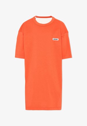 Jaskrawo pomarańczowa sukienka t-shirtowa z krótkim rękawem, dekoltem typu crew i małą białą naszywką z logo MSGM na piersi.