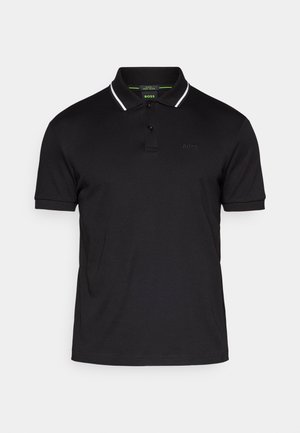 Pólo preto ajustado com mangas curtas, aba de dois botões, faixa branca na borda do colarinho e logótipo "BOSS" em relevo discreto no peito.