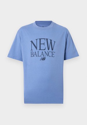Hellblaues T-Shirt mit kurzen Ärmeln und Rundhalsausschnitt, mit großem dunkelblauem "NEW BALANCE"-Schriftzug und Logo mittig auf der Vorderseite.