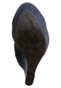 Scarpa con tacco alto in suede blu, con punta arrotondata e suola in gomma nera testurizzata con motivi a spirale.