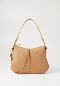 Bruine leren handtas met een gebogen vorm, een enkele bovenste handgreep en goudkleurige hardware. Heeft een subtiel logo aan de voorkant en een verstelbare schouderriem.