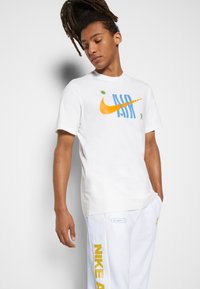 Nike Sportswear Jogginghose - white/grey/vivid sulfur