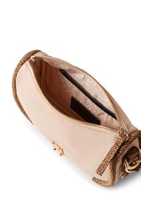 Hellblau Handtasche mit strukturiertem, gewebtem Rand und goldenen Beschlägen. Das Innere ist mit einem gemusterten Futter und einer Tasche mit Reißverschluss ausgestattet.