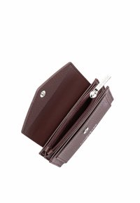 Portafoglio marrone con texture, dotato di chiusura a scatto e compartimento con zip, interno liscio. Design compatto con accenti sottili.
