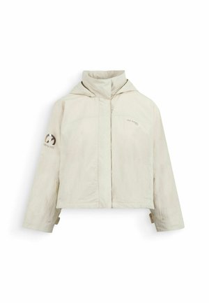 Giacca beige chiaro con cappuccio, colletto alto, maniche lunghe e loghi discreti sul petto e sul braccio sinistro, mostrata su sfondo bianco.