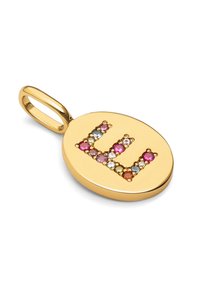 Colgante ovalado de oro con una letra decorativa 'L' adornada con piedras multicolores en rosa, azul y naranja. Acabado de superficie lisa.