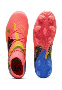 Scarpe da calcio di un vivace rosa con tomaia in rete testurizzata, accenti gialli e neri, e dettagli grafici colorati sulla suola. Chiodi in TPU per la presa.