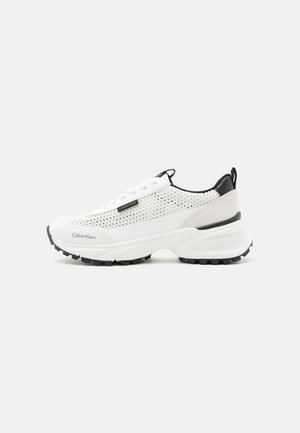 Weißer Calvin Klein Sneaker mit Mesh-Obermaterial, klobiger Sohle, schwarzem Fersenlasche und schwarzem Branding an der Seite und vorne.