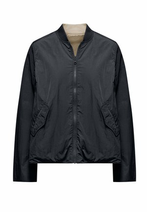 Giacca bomber nera leggera con cerniera frontale, due tasche oblique e fodera interna beige, mostrata frontalmente su sfondo bianco.